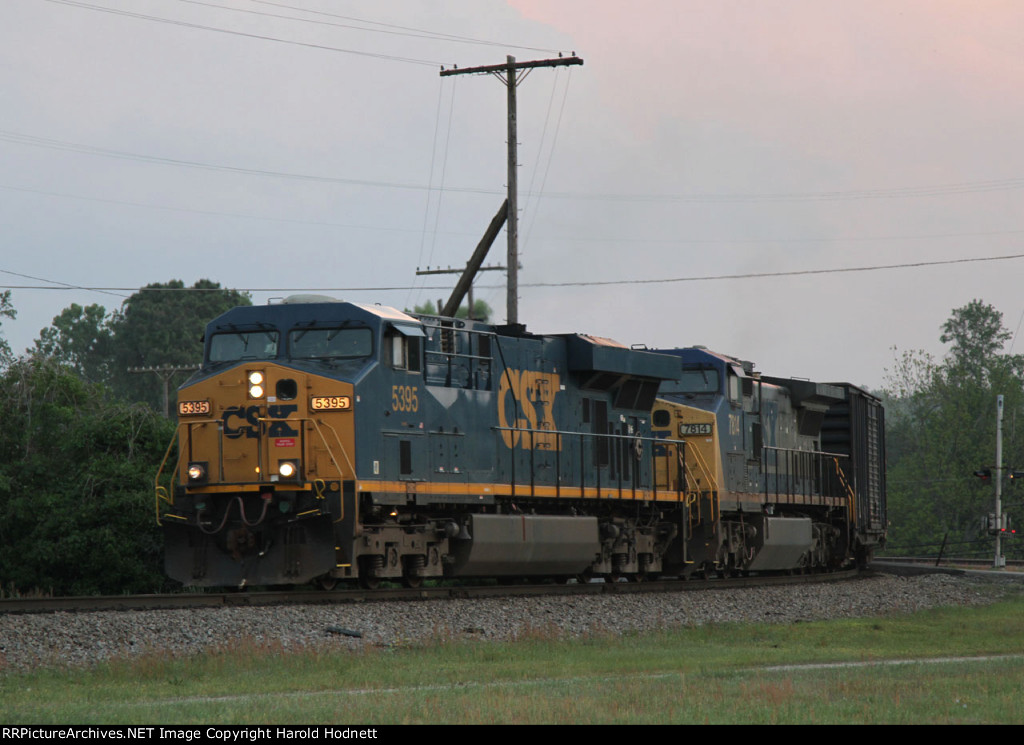 CSX 5395 & 7814 lead train Q477-25 towards the yard